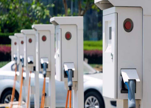 英國電動(dòng)汽車行業(yè)陷入困境，英媒：中國背鍋！